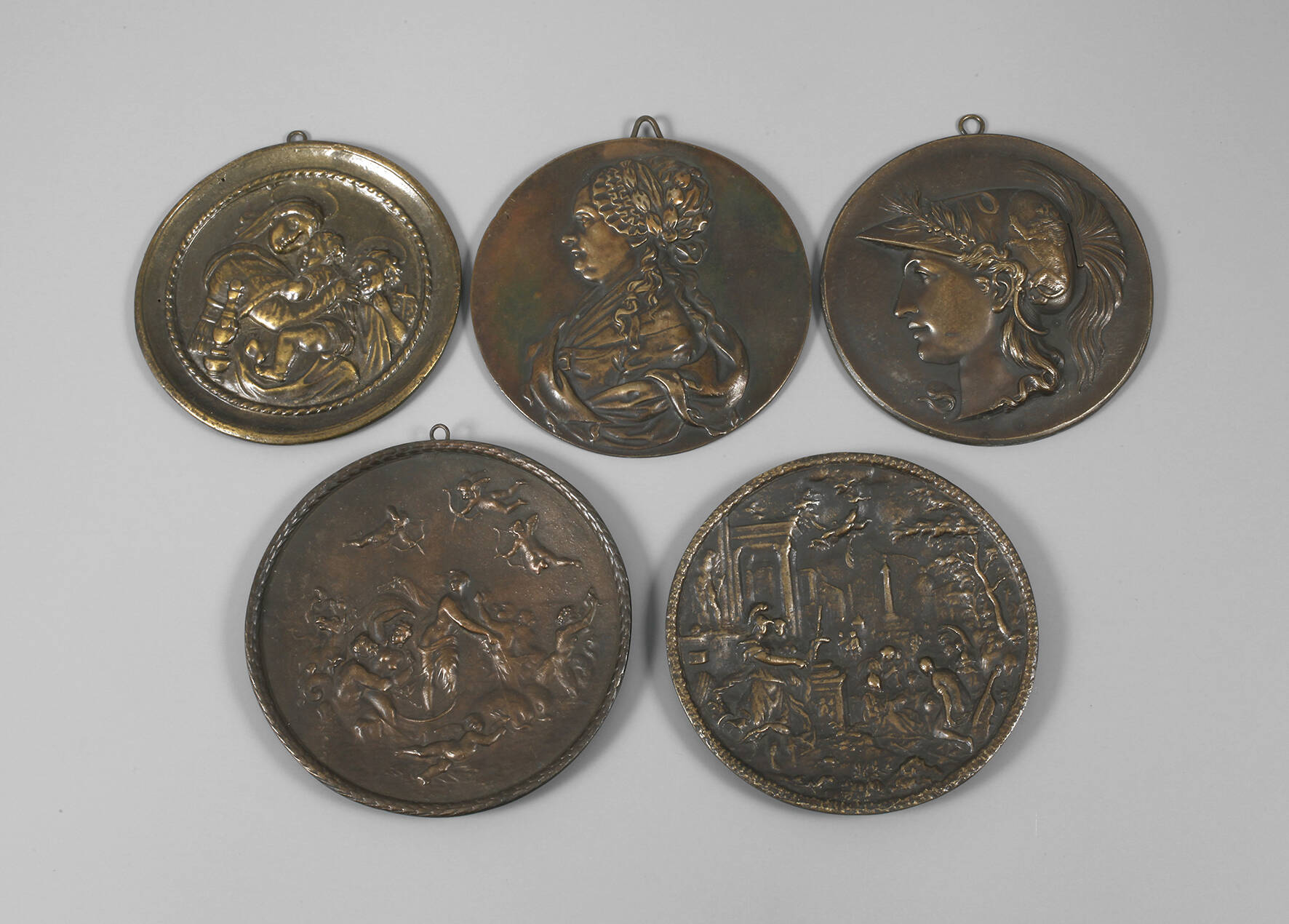 Fünf Bronzeplaketten