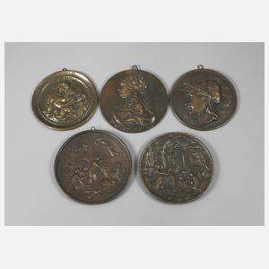 Fünf Bronzeplaketten