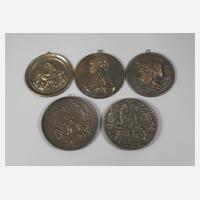 Fünf Bronzeplaketten111