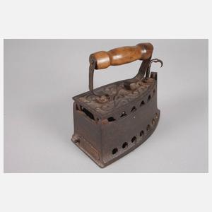 Drei historische Bügeleisen