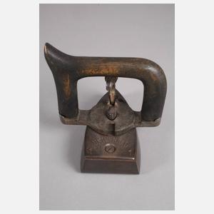 Drei historische Bügeleisen