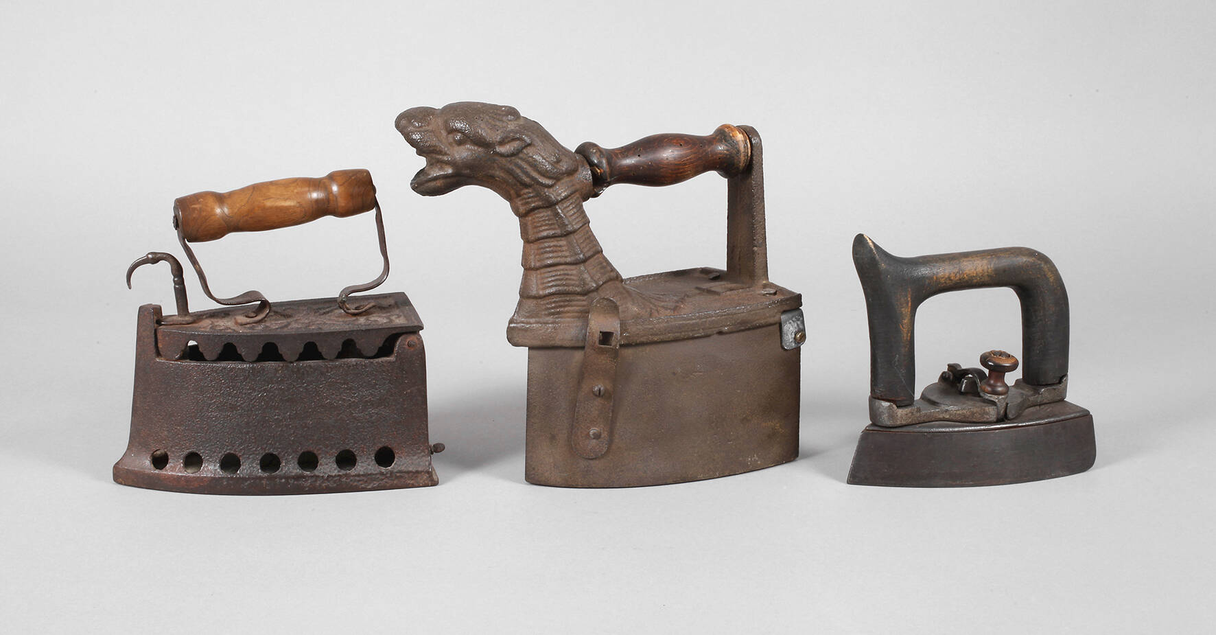 Drei historische Bügeleisen