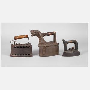 Drei historische Bügeleisen