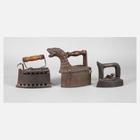 Drei historische Bügeleisen111