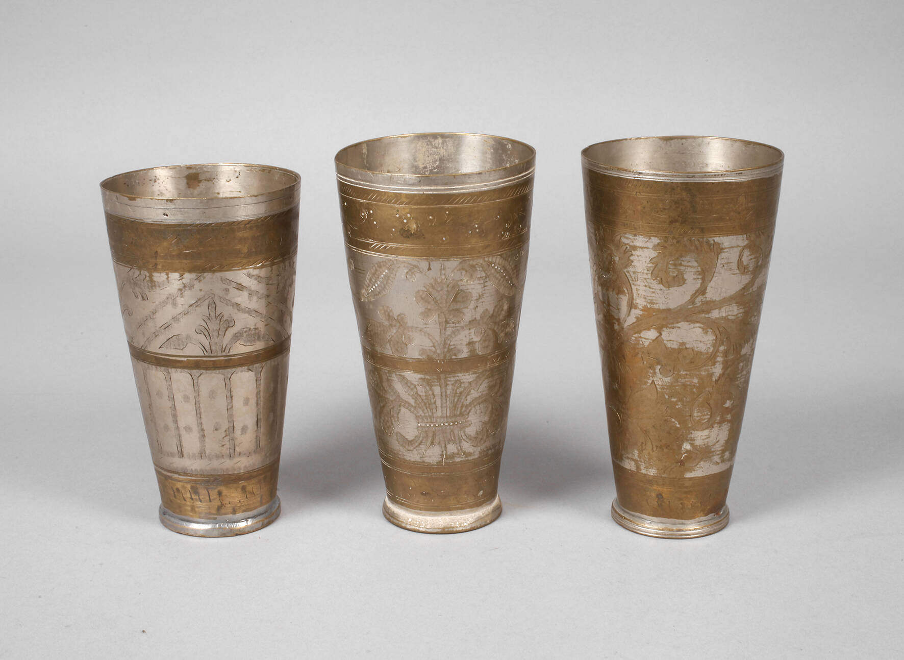 Drei Messingbecher