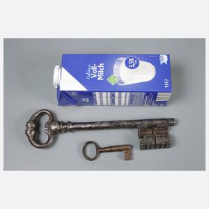 Zwei historische Schlüssel