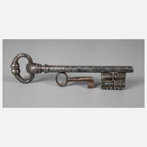 Zwei historische Schlüssel