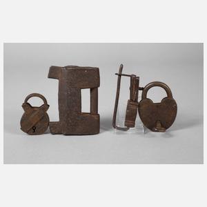 Vier Vorhängeschlösser