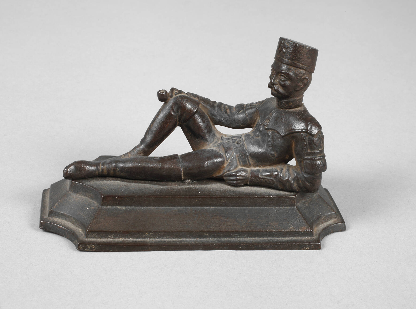 Figürlicher Briefbeschwerer