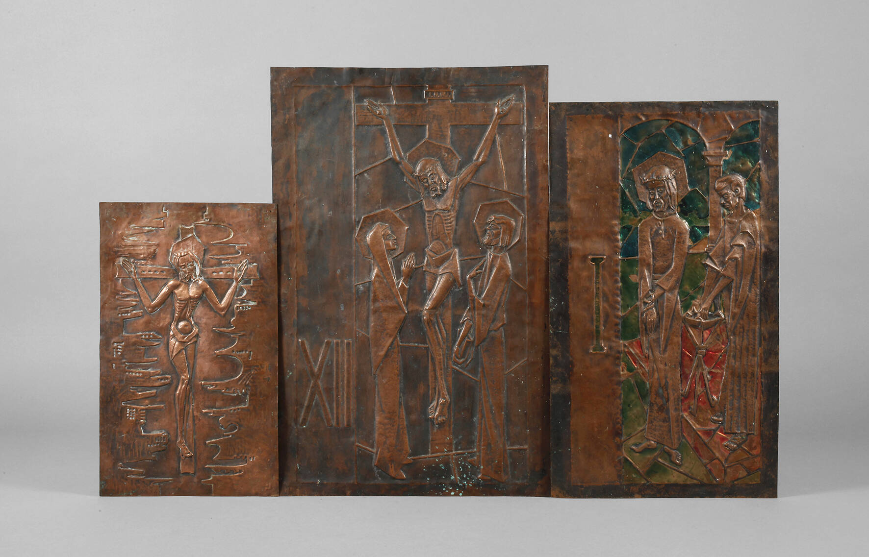 Drei christliche Wandreliefs