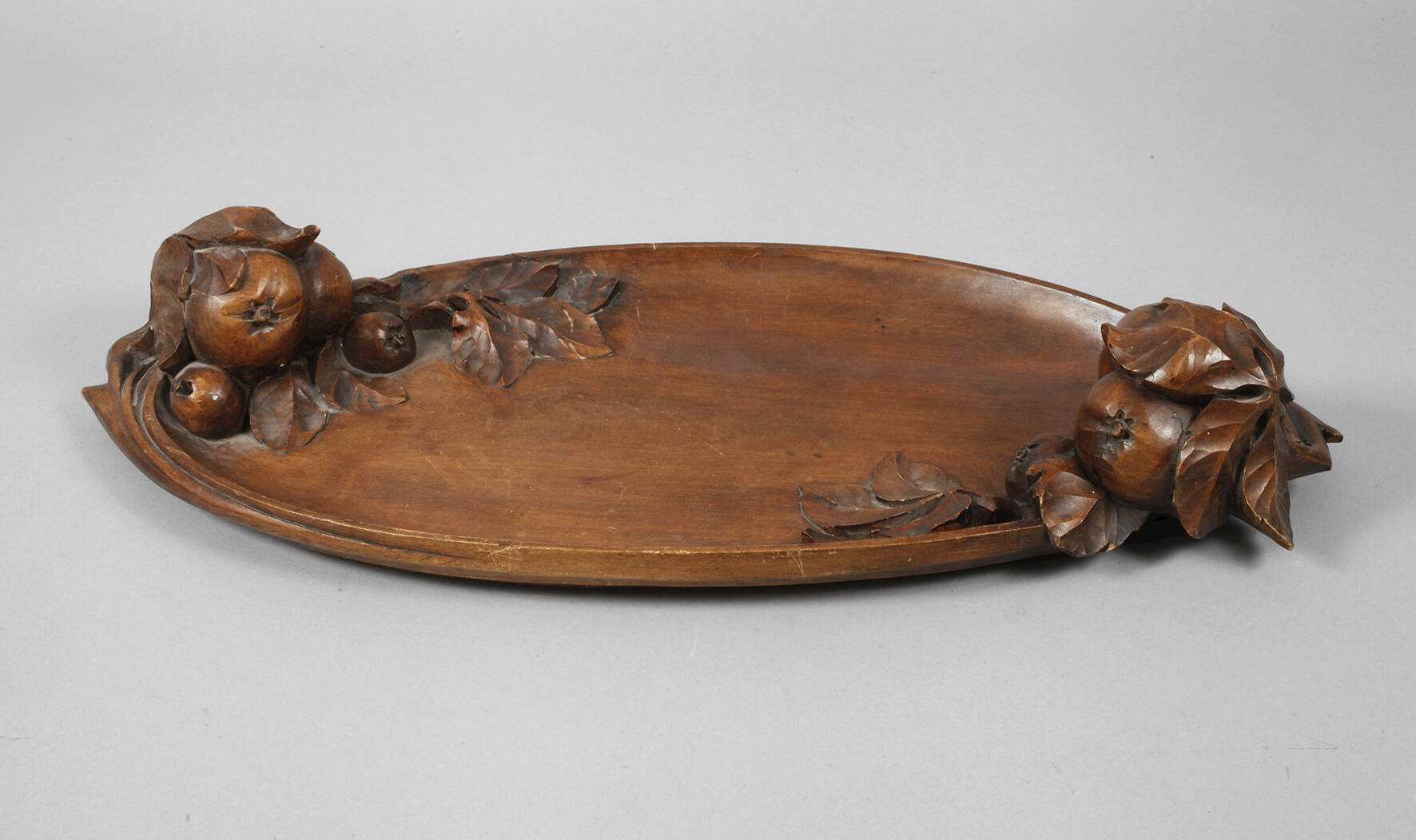 Geschnitztes Tablett