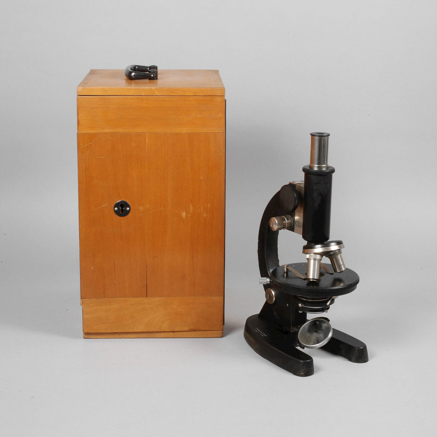 Mikroskop im Kasten