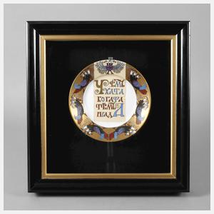 Künstlerteller mit kyrillischem Spruch