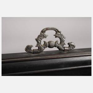 Vier Wandpaneele mit Steinschnitzereien