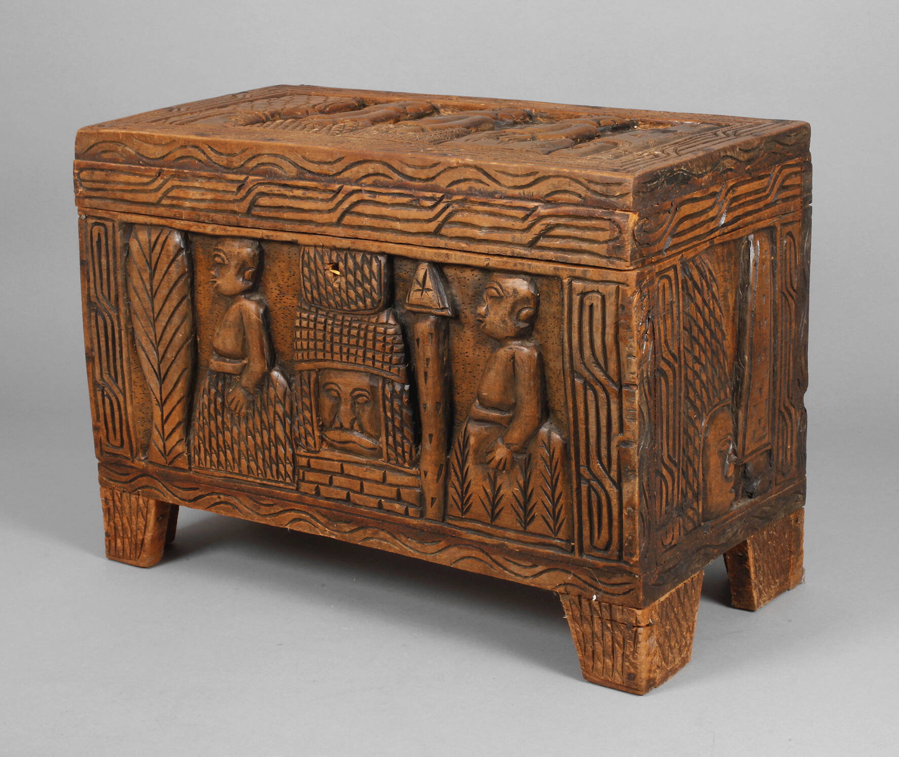 Beschnitzte Truhe