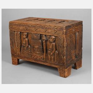 Beschnitzte Truhe