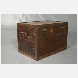 Schwere Eisentruhe