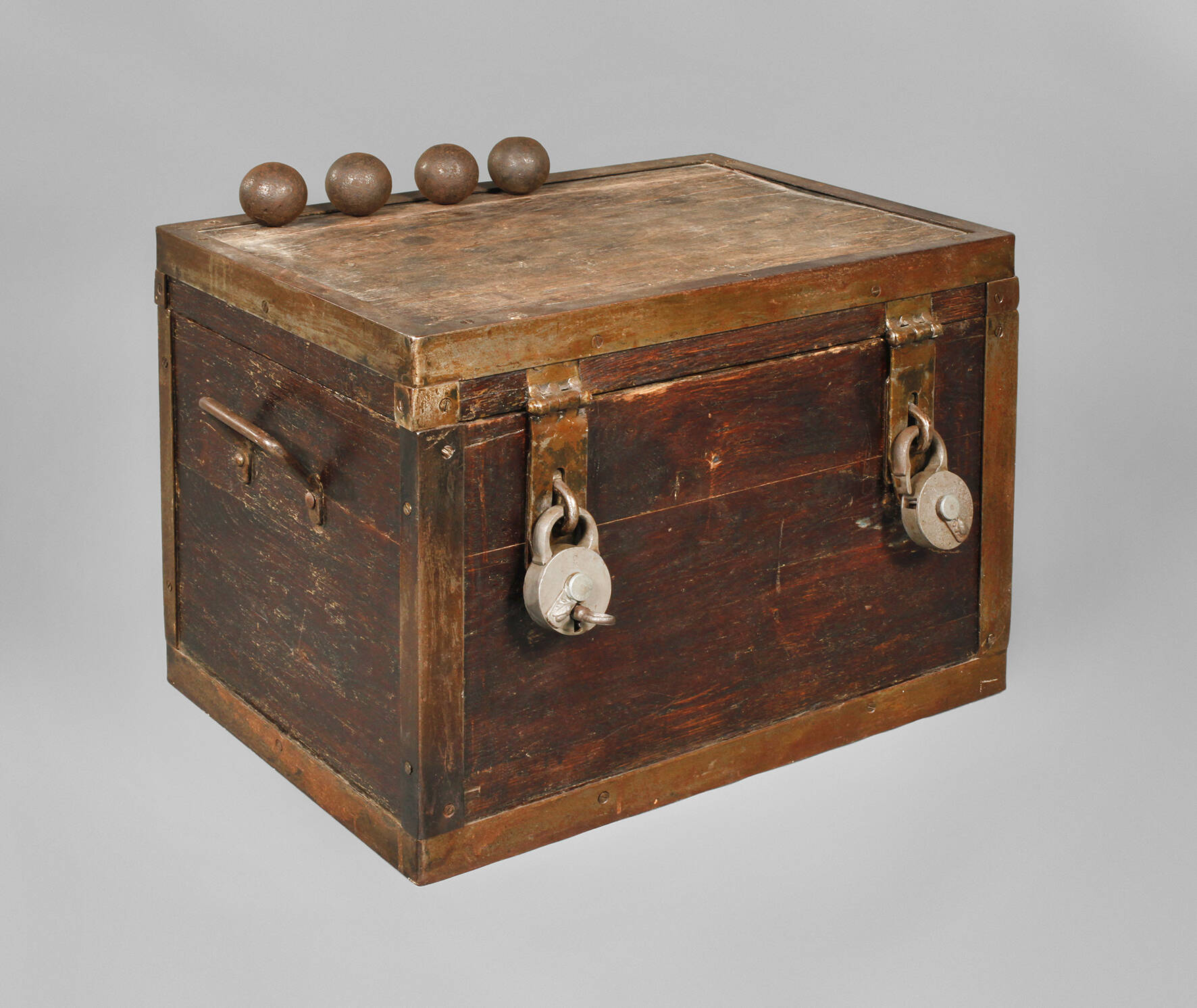 Schwere Eisentruhe