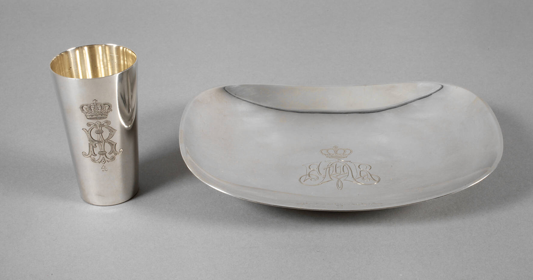 Zwei Teile Regimentssilber