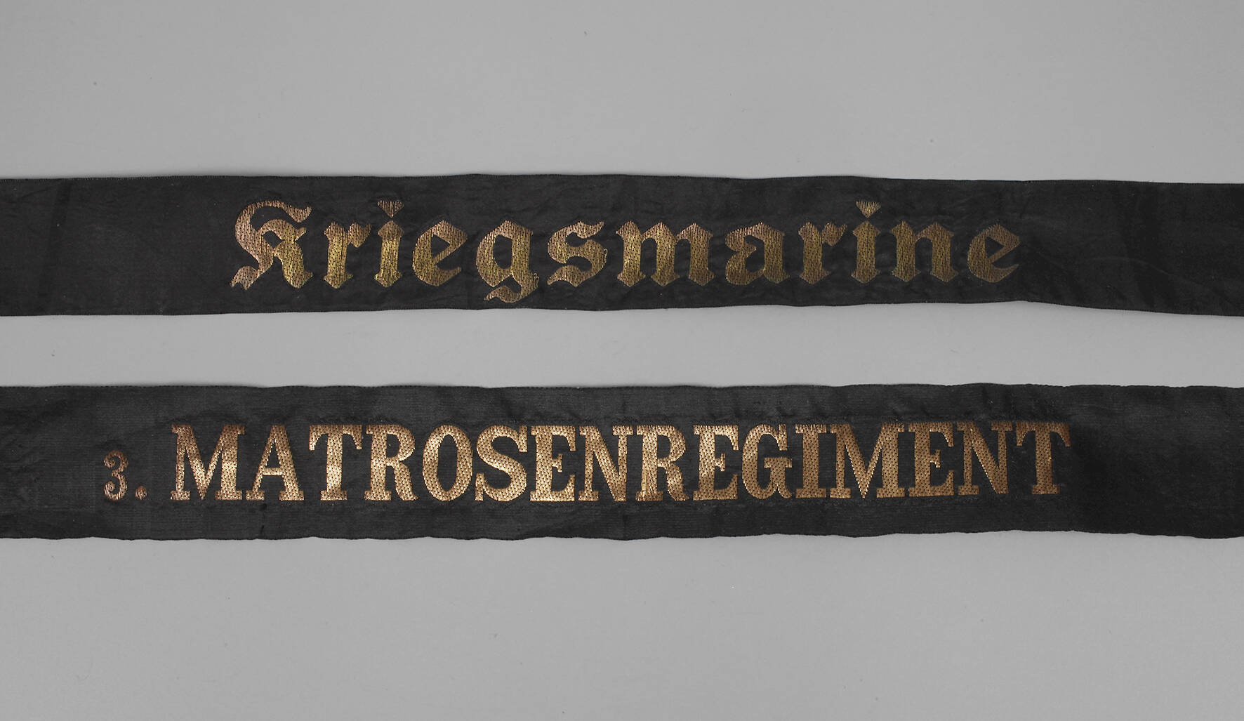 Zwei Mützenbänder Marine