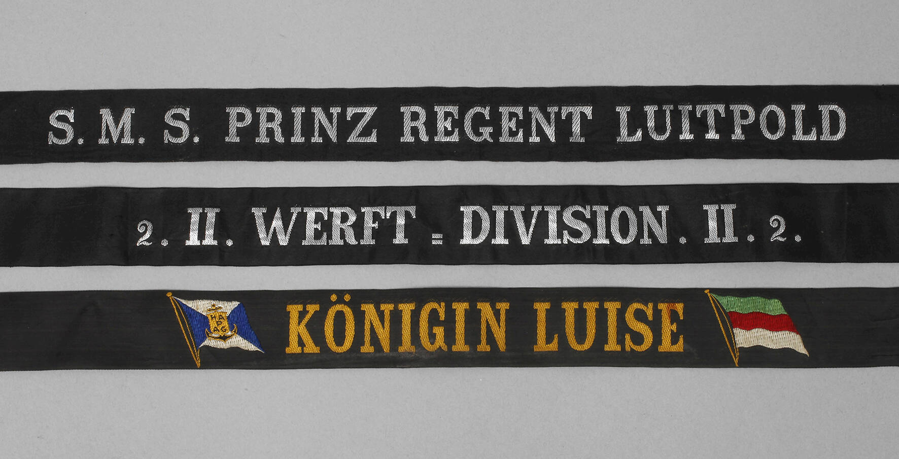 Drei Mützenbänder Marine