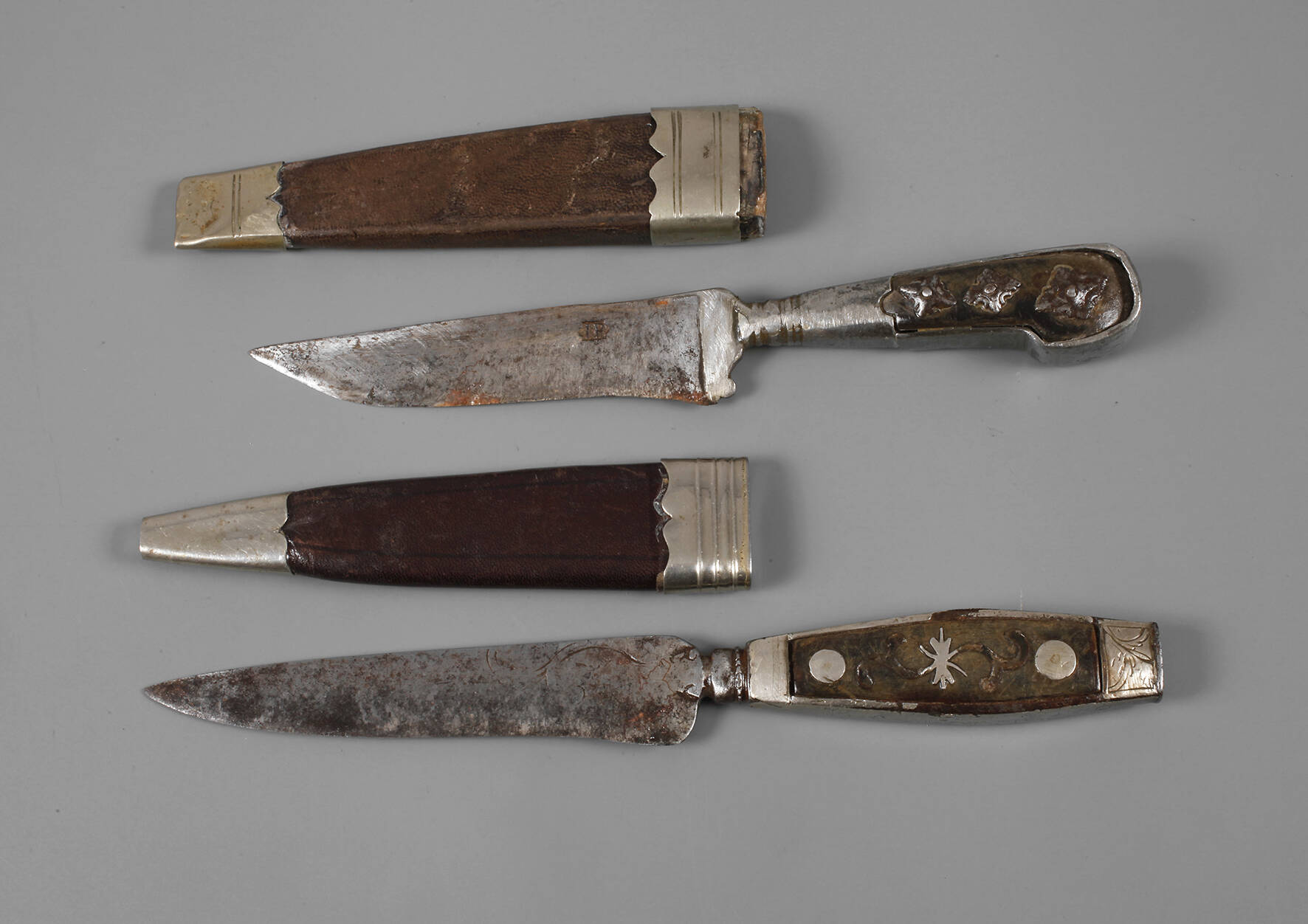 Zwei kleine Jagdmesser