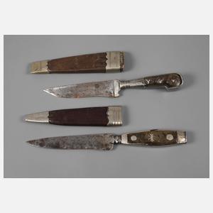 Zwei kleine Jagdmesser