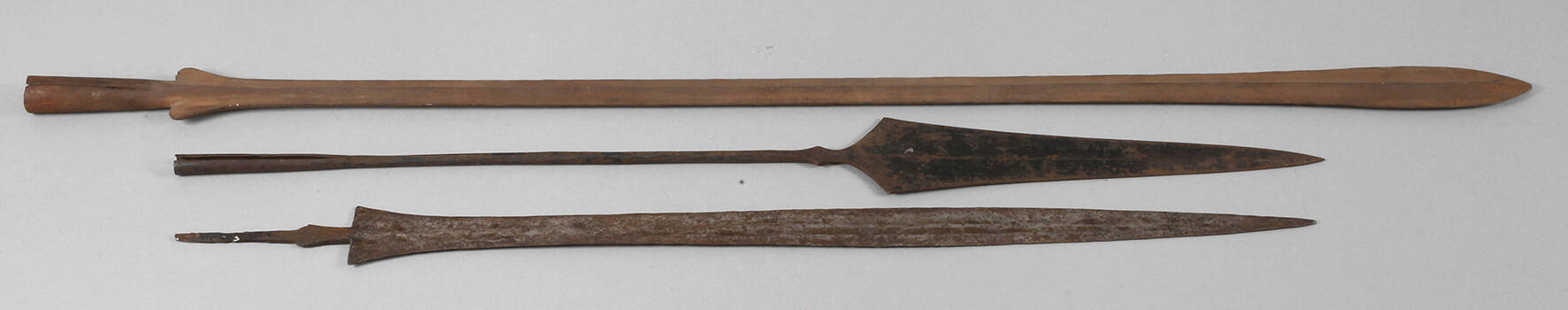Drei Stangenwaffen