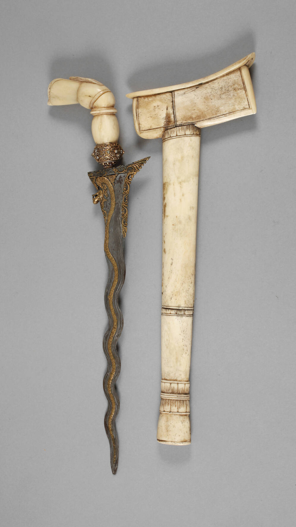 Kris mit beinerner Scheide