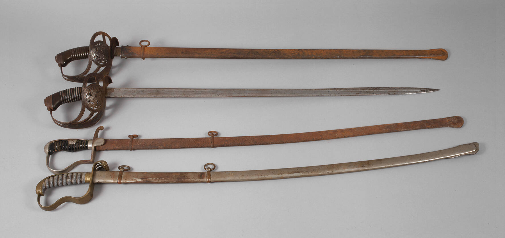 Konvolut ausgediente Degen und Säbel