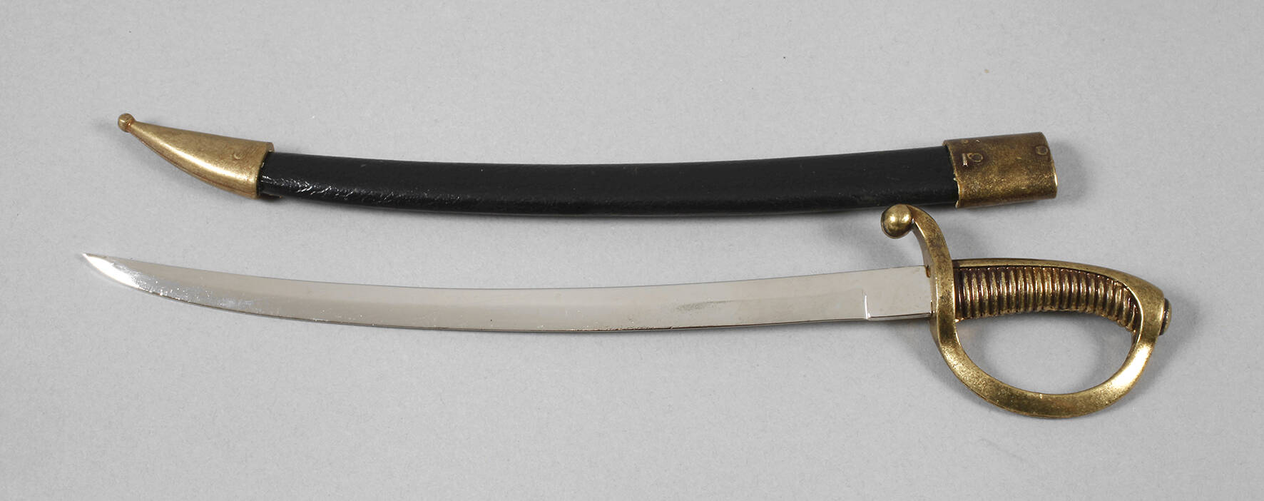 Brieföffner in Säbelform