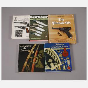 Fünf Bücher Militär