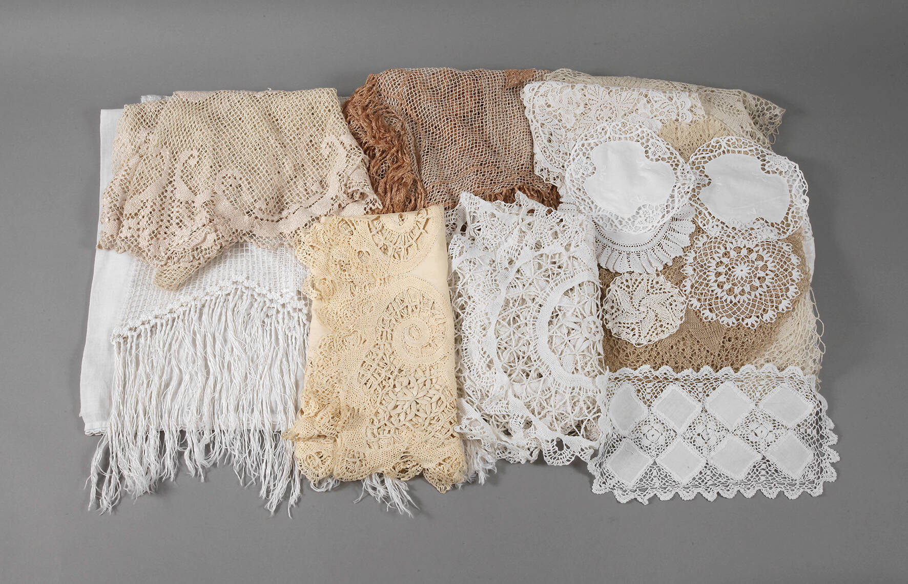 Konvolut feine Klöppel- und Stickereiwäsche