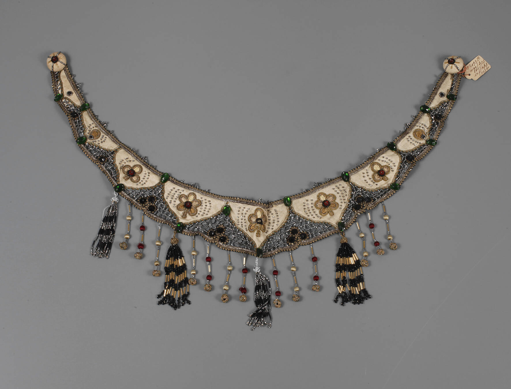 Zierkragen Perlstickerei