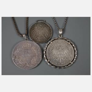 Drei Münzen gehenkelt