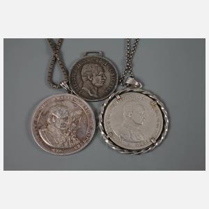 Drei Münzen gehenkelt