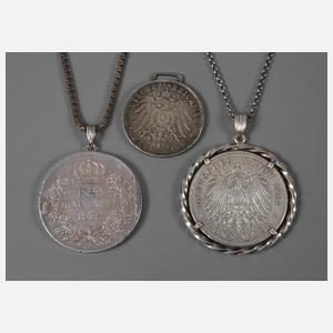 Drei Münzen gehenkelt