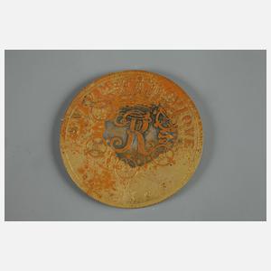 Eine Plakette und eine Medaille