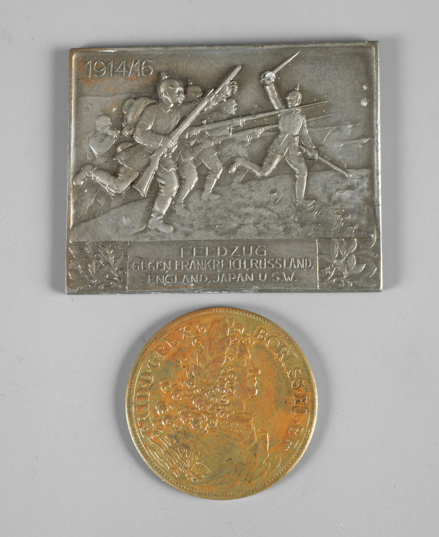 Eine Plakette und eine Medaille