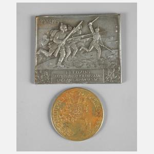 Eine Plakette und eine Medaille