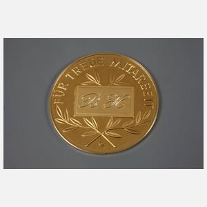 Goldmedaille für treue Mitarbeit