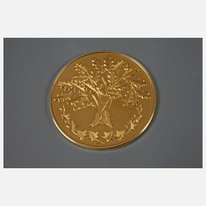 Goldmedaille für treue Mitarbeit