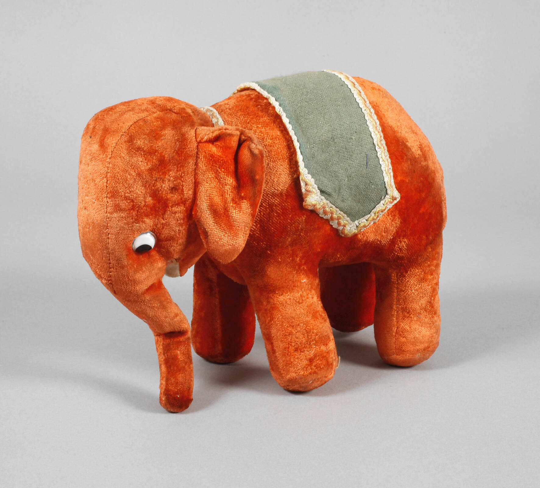 Elefant mit Schabracke