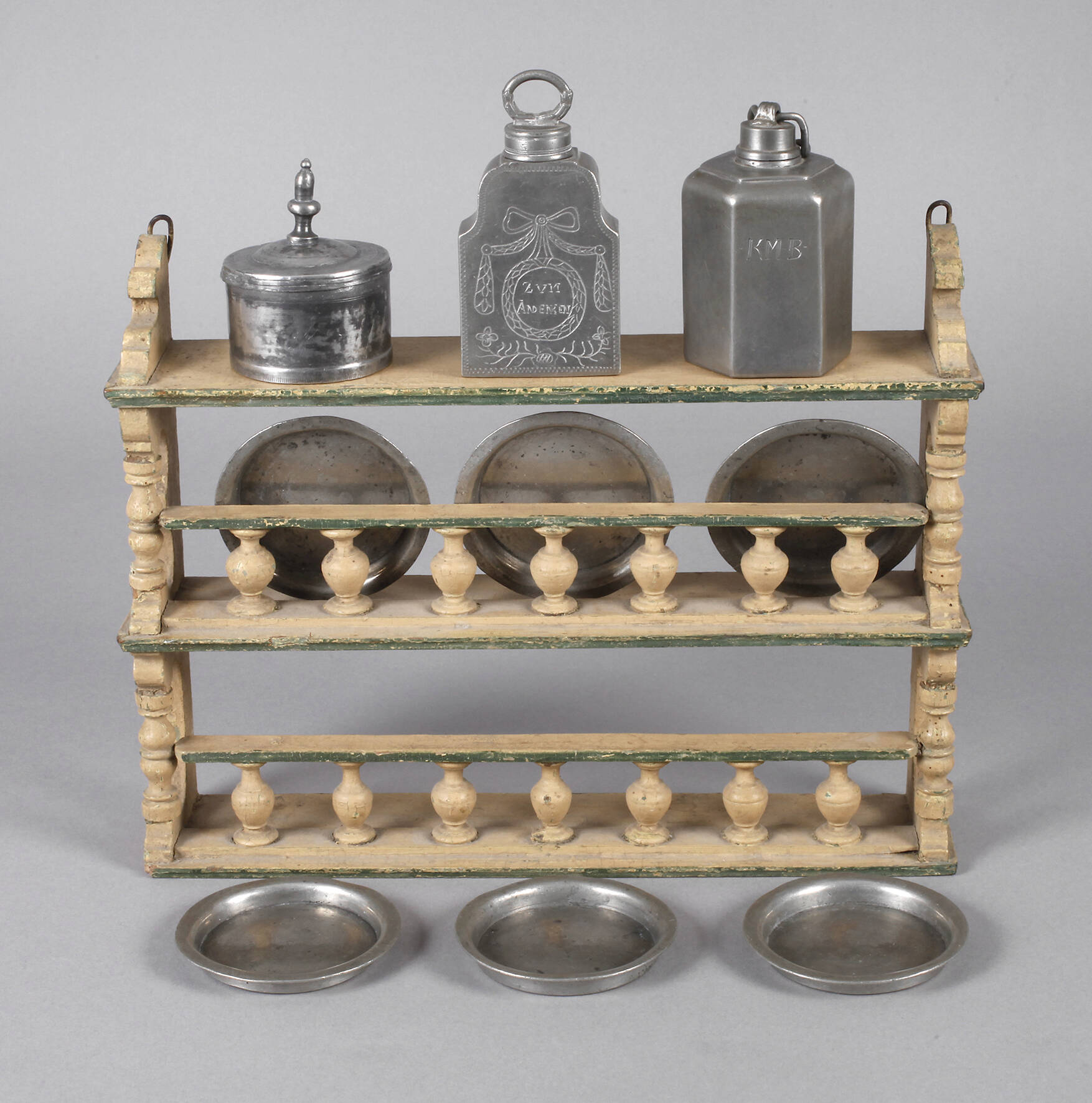 Tellerbord mit Zinnteilen für die Puppenküche