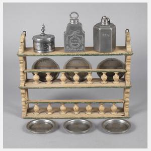 Tellerbord mit Zinnteilen für die Puppenküche