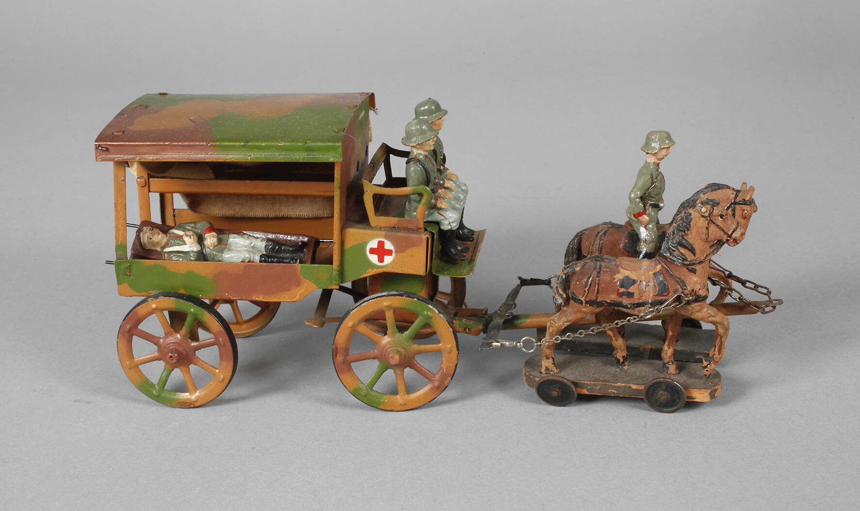 Hausser Elastolin Gespann mit Sanitätswagen