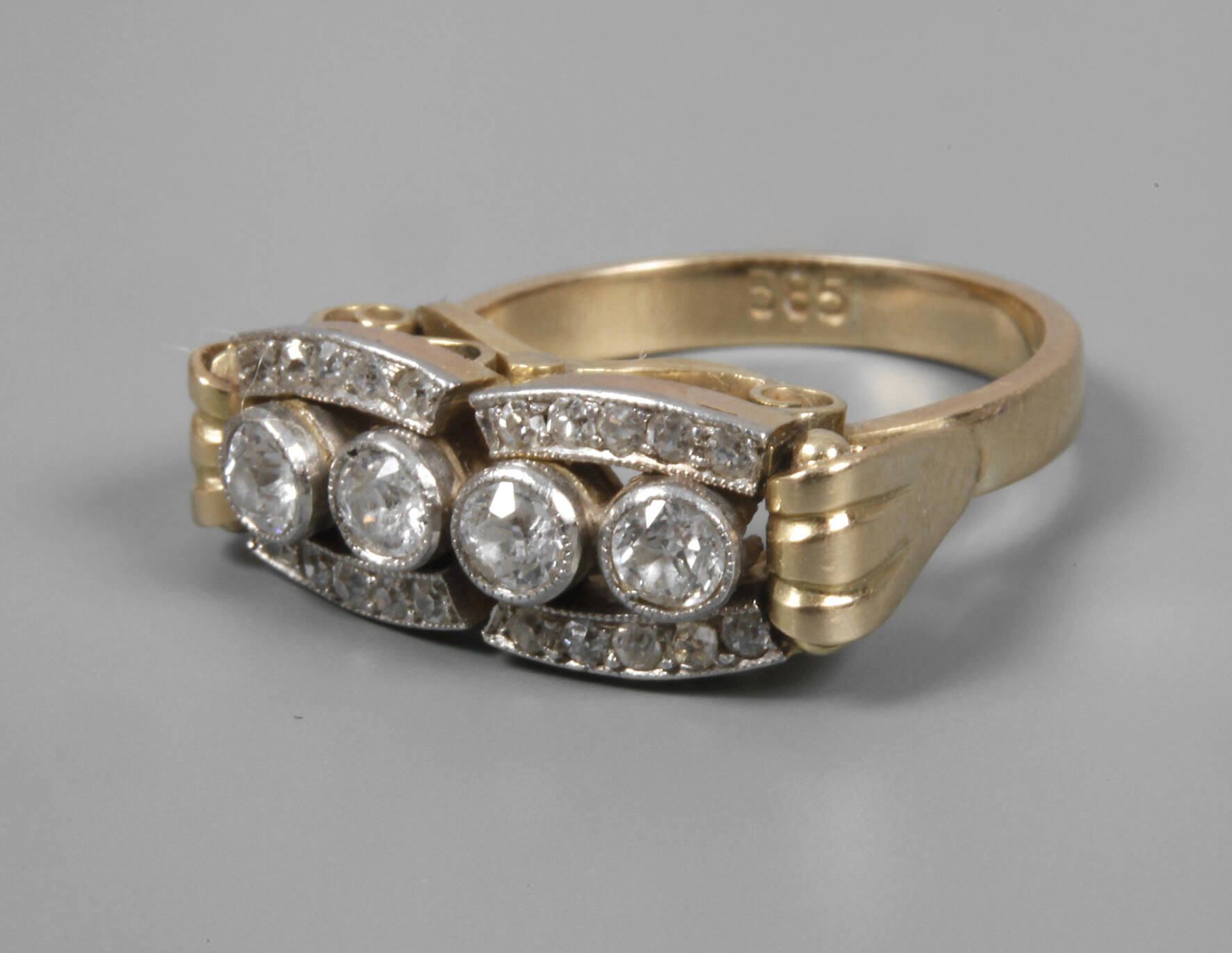 Damenring mit Diamanten