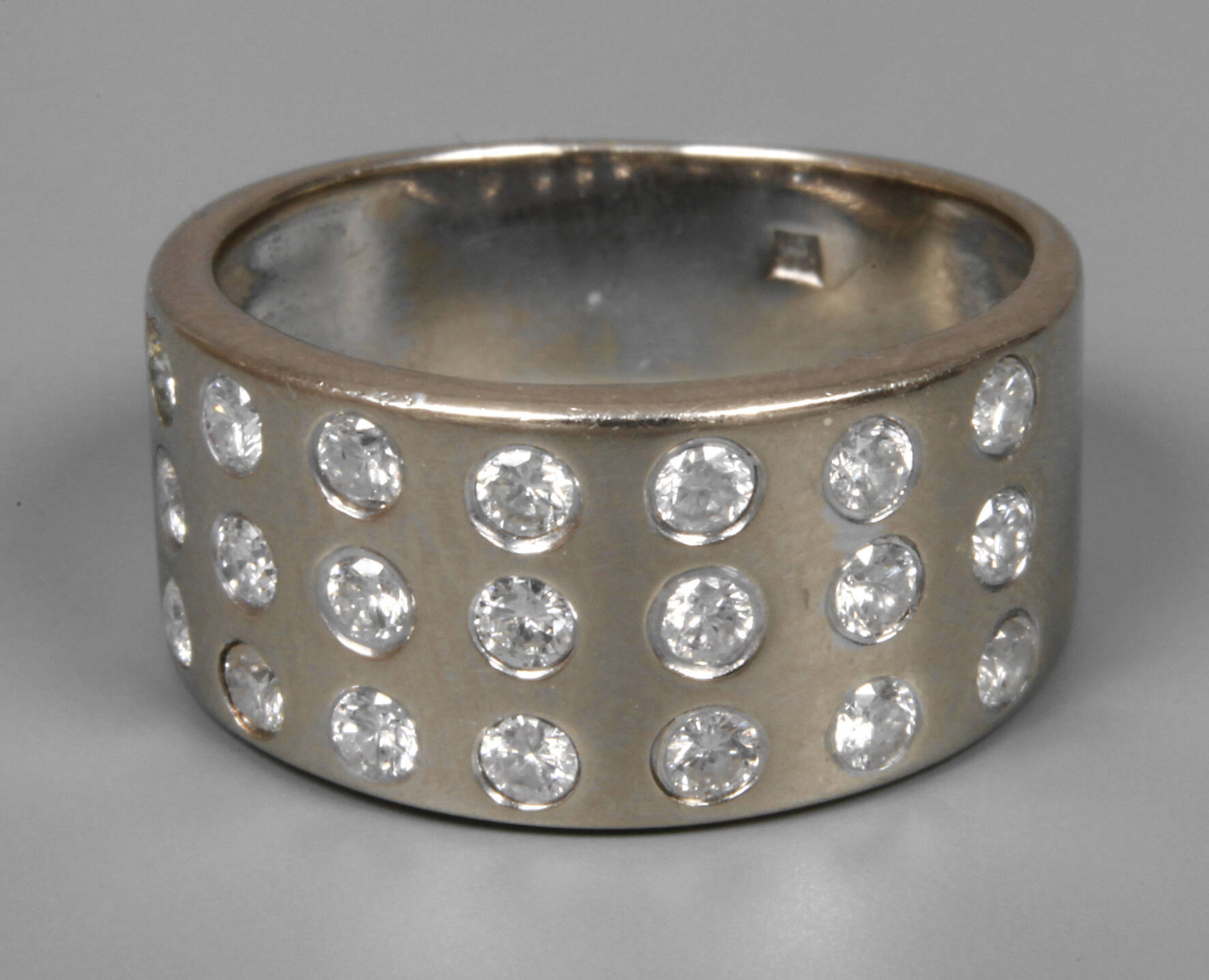 Damenring mit Brillanten