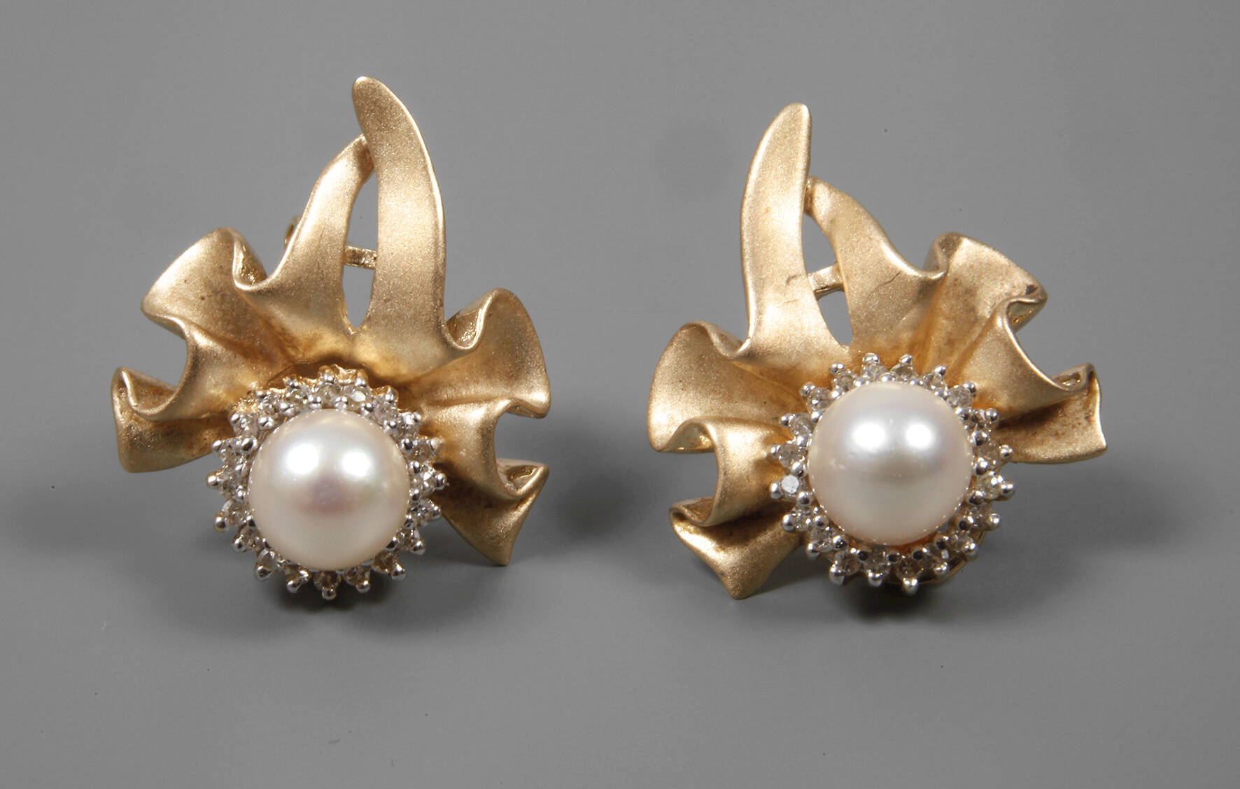 Ohrstecker mit Perlen und Diamanten