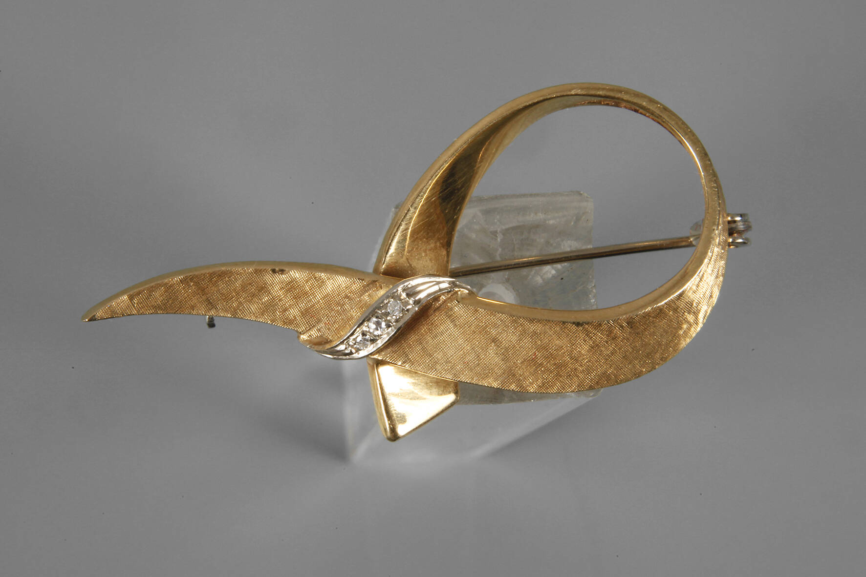 Brosche mit Diamanten